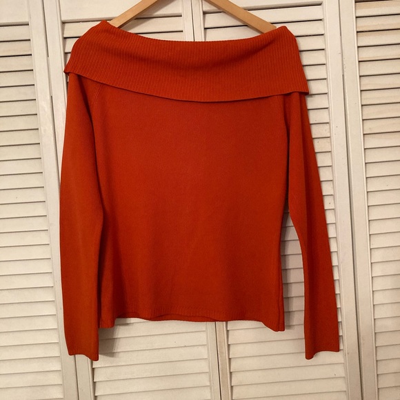 Long sleeves dropped collar to shoulders - Picture 2 of 2